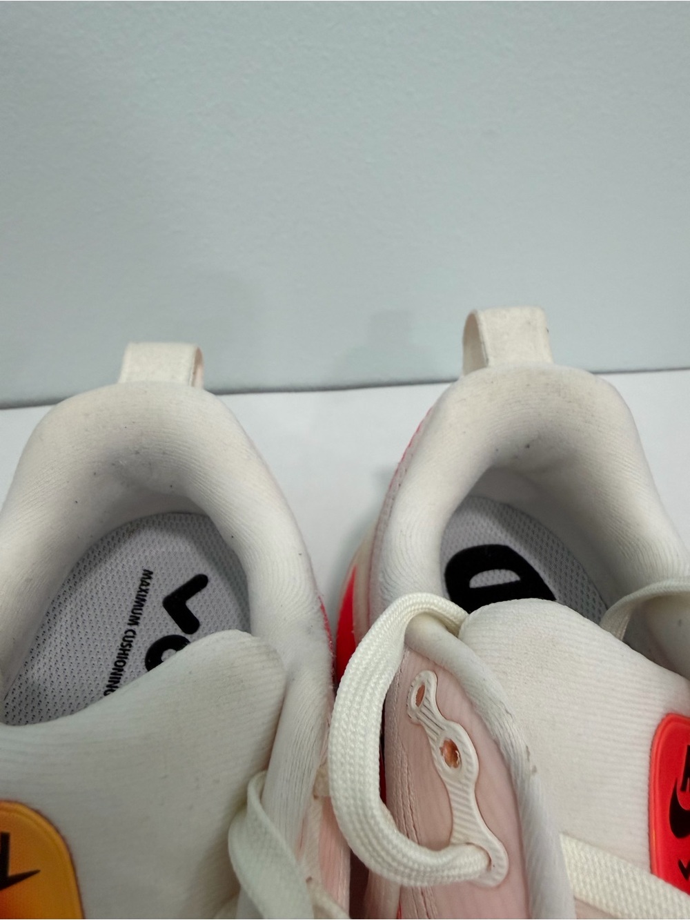 NIKE Vomero 18 Women's White Pink Orange HM6804-100 Running Mesh ZoomX Shoes (6) - Picture 13 of 16